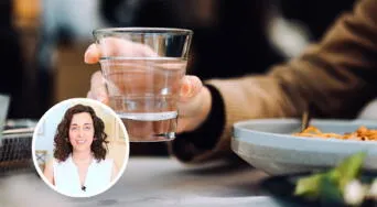 ¿Bebes demasiada agua al comer? Podría ser una mala señal, según una nutricionista