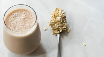 ¿Cuáles son los grandes beneficios y propiedades curativas de tomar licuado de avena con agua en ayunas?