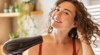 Frotar el pelo con la toalla tras la ducha aumenta el encrespamiento y daña su suavidad, según expertos: aprende cómo secarlo correctamente