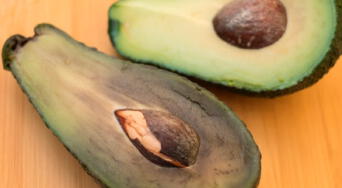 ¿Cómo conservar la palta fresca sin tupper ni plástico?