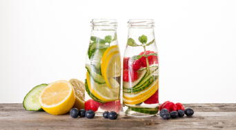Agua Detox: cómo preparar la bebida casera que ayuda a reducir la hinchazón abdominal