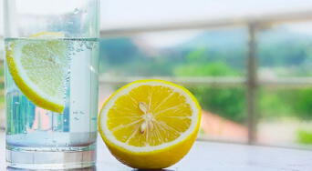 ¿Agua tibia con limón en ayunas? Esto dice la ciencia sobre sus beneficios