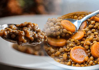 No es sofrito ni chorizo: el truco que el chef José Andrés usa para dar sabor a las lentejas