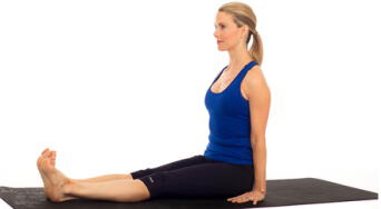 La postura del bastón: el ejercicio de yoga que mejora la flexibilidad y corrige tu postura corporal