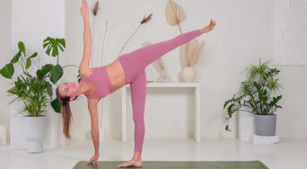 Postura de la media luna: aprende a hacer este ejercicio de yoga en casa que fortalece abdominales, tonifica glúteos y mejora tu equilibrio