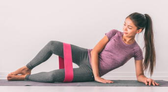 Fortalece tu cadera con estos 3 ejercicios recomendados por una entrenadora