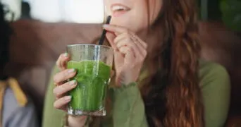 Jugo verde: para qué sirve y cómo impacta en tu salud diaria, según expertos