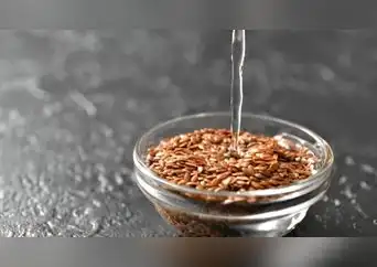 Beneficios del agua de linaza: propiedades, preparación y cómo tomarla