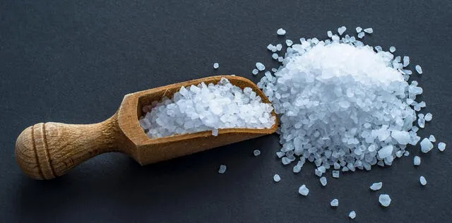 La hipertensión derivada del consumo excesivo de sal daña los vasos sanguíneos renales, reduciendo su capacidad de filtración. La hipertensión derivada del consumo excesivo de sal daña los vasos sanguíneos renales, reduciendo su capacidad de filtración.