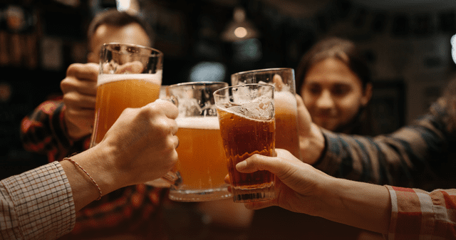 El consumo de alcohol puede interferir con la eficacia de los antibióticos recetados para combatir la infección urinaria. El consumo de alcohol puede interferir con la eficacia de los antibióticos recetados para combatir la infección urinaria.