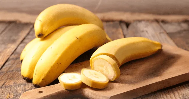 El plátano es una fruta muy consumida en el Perú, tanto en su versión madura como verde, y forma parte de muchas preparaciones típicas. El plátano es una fruta muy consumida en el Perú, tanto en su versión madura como verde, y forma parte de muchas preparaciones típicas.