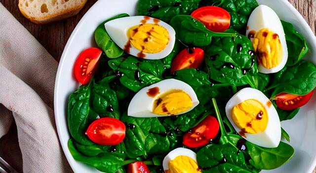 Las claras de huevo son una fuente excelente de proteínas y bajas en calorías, lo que las convierte en una opción ideal para la cena. 