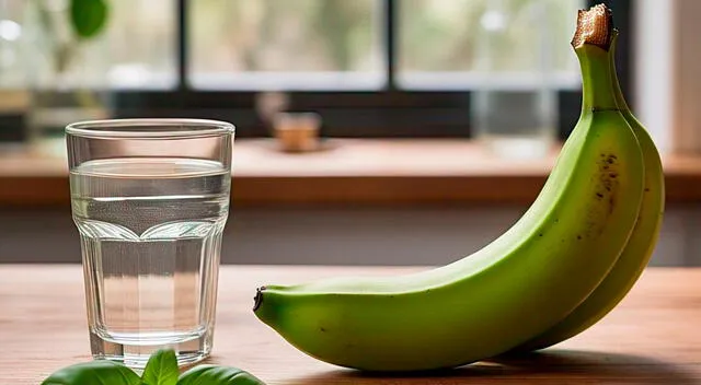 La banana verde es rica en almidón resistente, un tipo de fibra que no se digiere en el intestino delgado y actúa como prebiótico. La banana verde es rica en almidón resistente, un tipo de fibra que no se digiere en el intestino delgado y actúa como prebiótico.