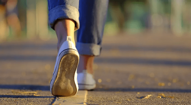 El momento ideal para dar un paseo es justo después de la cena. El momento ideal para dar un paseo es justo después de la cena.