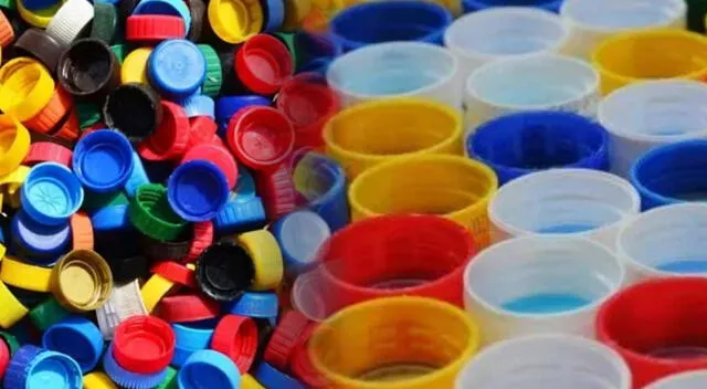 Descubre cómo puedes ayudar a personas con enfermedades a llevar sus tratamientos a través de tapitas de plástico. Foto: composición GLR/difusión Descubre cómo puedes ayudar a personas con enfermedades a llevar sus tratamientos a través de tapitas de plástico. Foto: composición GLR/difusión