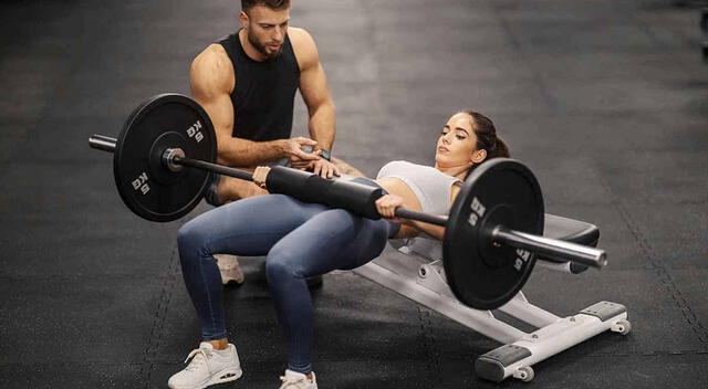 El hip thrust es un movimiento altamente efectivo para activar y fortalecer los glúteos de forma focalizada. El hip thrust es un movimiento altamente efectivo para activar y fortalecer los glúteos de forma focalizada.