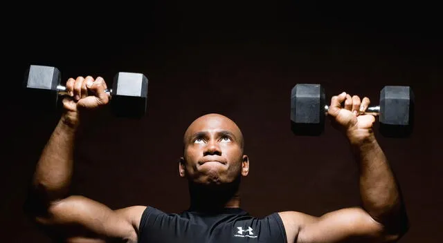 Una de las bases del entrenamiento de fuerza para principiantes es la aplicación de la sobrecarga progresiva. Una de las bases del entrenamiento de fuerza para principiantes es la aplicación de la sobrecarga progresiva.