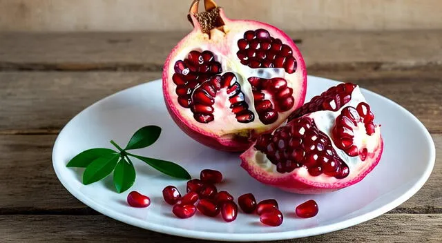 La granada también se destaca por sus propiedades antiinflamatorias. La granada también se destaca por sus propiedades antiinflamatorias.