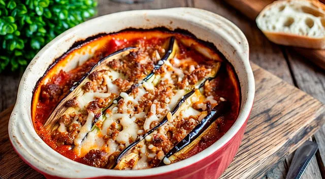 Capas de vegetales carne y queso para una lasaña ligera nutritiva y fácil de preparar. Capas de vegetales carne y queso para una lasaña ligera nutritiva y fácil de preparar.