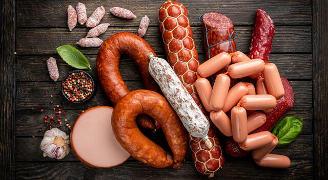 Las carnes rojas y procesadas, como el salchichón y las salchichas, han sido clasificadas por la OMS como Las carnes rojas y procesadas, como el salchichón y las salchichas, han sido clasificadas por la OMS como