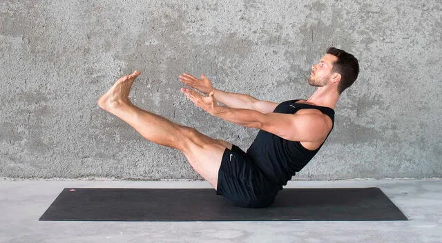 Ejercicios isométricos de yoga, como Navasana, mejoran la tonificación muscular y estimulan funciones internas del cuerpo. 