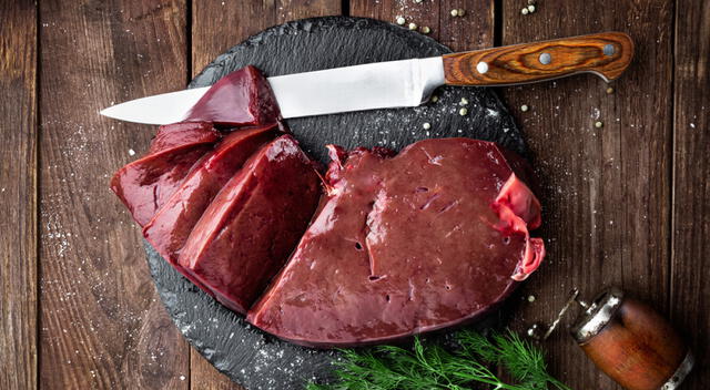 El hígado de ternera es uno de los alimentos más ricos en hierro y vitamina B12, esenciales para prevenir la anemia ferropénica.