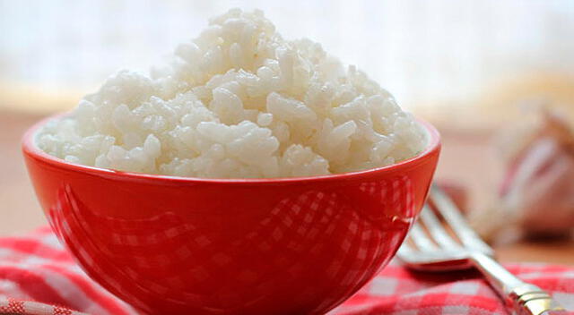 Añadir vinagre al cocinar arroz actúa directamente sobre estas moléculas de almidón, retrasando su gelatinización y evitando que se formen grumos. 