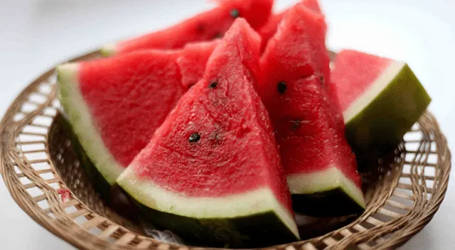 La sandía, rica en licopenos y agua, es una fruta recomendada para prevenir daños celulares y mantener el bienestar de la próstata. La sandía, rica en licopenos y agua, es una fruta recomendada para prevenir daños celulares y mantener el bienestar de la próstata.