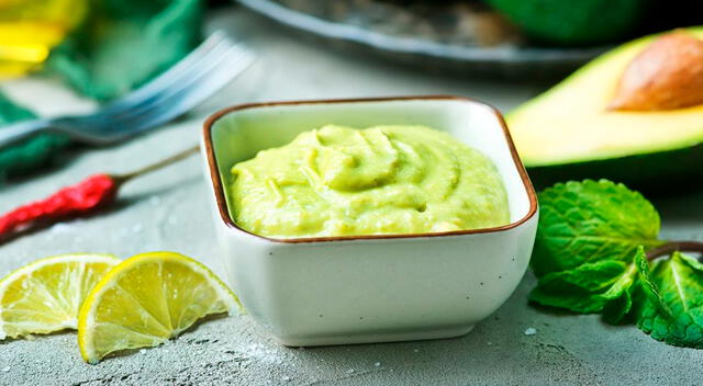La palta aporta cremosidad natural y grasas saludables a esta versión más ligera de ensalada rusa. La palta aporta cremosidad natural y grasas saludables a esta versión más ligera de ensalada rusa.