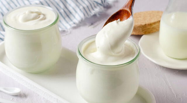 El yogur griego es un superalimento bajo en azúcar y rico en proteínas, vitaminas y minerales esenciales para el organismo. El yogur griego es un superalimento bajo en azúcar y rico en proteínas, vitaminas y minerales esenciales para el organismo.