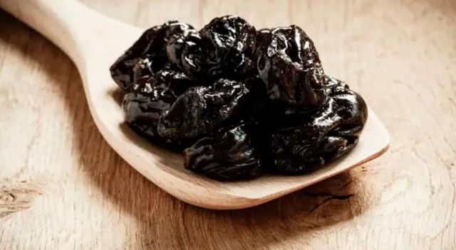 La ciruela pasa, rica en fibra y antioxidantes, puede formar parte de una dieta equilibrada si se consume con moderación. La ciruela pasa, rica en fibra y antioxidantes, puede formar parte de una dieta equilibrada si se consume con moderación.