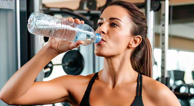 Beber suficiente agua ayuda a que los riñones eliminen toxinas eficientemente. Beber suficiente agua ayuda a que los riñones eliminen toxinas eficientemente.
