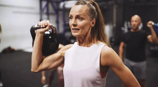 Incorporar entrenamiento de fuerza después de los 40 ayuda a conservar masa muscular, mejorar la postura y prevenir enfermedades comunes de la edad. Incorporar entrenamiento de fuerza después de los 40 ayuda a conservar masa muscular, mejorar la postura y prevenir enfermedades comunes de la edad.