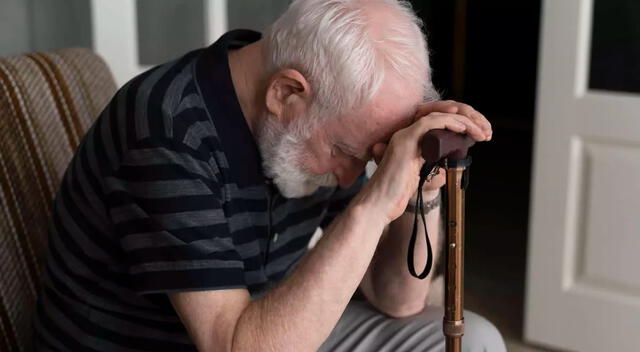 Los adultos mayores que atraviesan crisis emocionales pueden manifestar síntomas como tristeza persistente. Los adultos mayores que atraviesan crisis emocionales pueden manifestar síntomas como tristeza persistente.