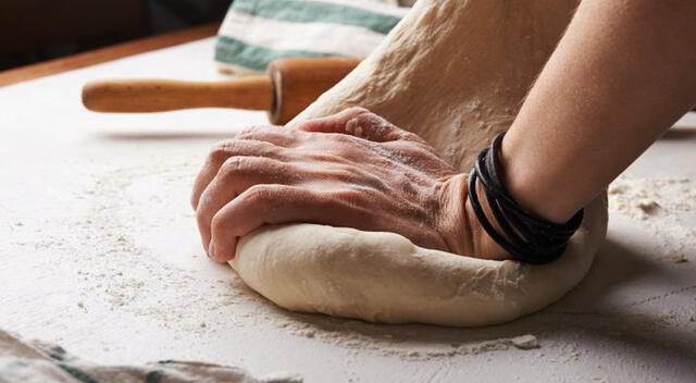 La masa madre se elabora con ingredientes simples como harina, agua y sal, pero su lenta fermentación la convierte en una opción más nutritiva y fácil de digerir que los panes comerciales