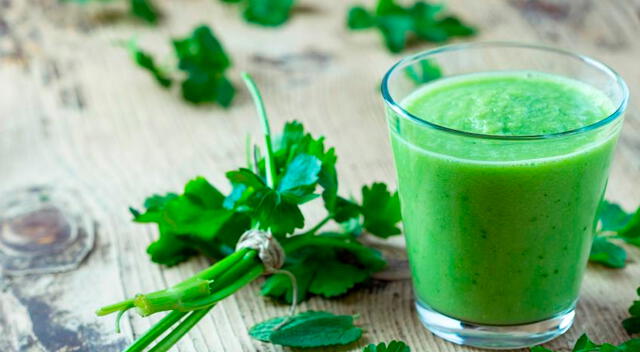 El jugo de perejil es especialmente valorado por su alta concentración de polifenoles, compuestos con poderosas propiedades antioxidantes. 