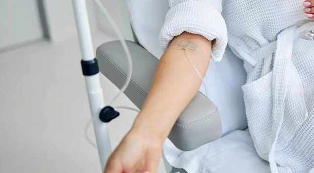 Se administra mediante una cánula insertada en una vena del brazo. Se administra mediante una cánula insertada en una vena del brazo.