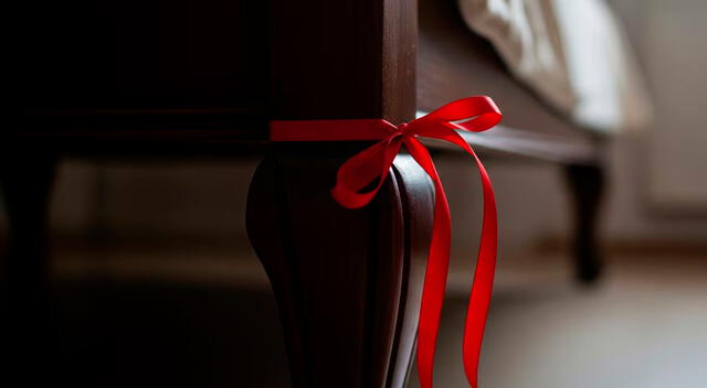 Una cinta roja colocada con intención en el dormitorio puede activar la energía del amor, según el Feng Shui. Una cinta roja colocada con intención en el dormitorio puede activar la energía del amor, según el Feng Shui.