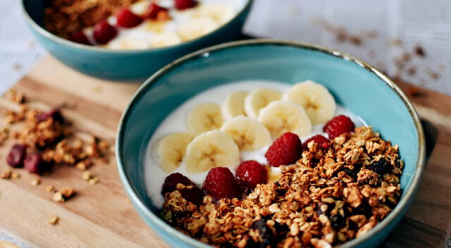 El yogurt griego puedes mezclarlo con frutas, avena y semillas. El yogurt griego puedes mezclarlo con frutas, avena y semillas.