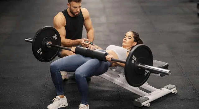 El hip thrust es el protagonista en la rutina de Jackman por su capacidad para aumentar masa muscular y mejorar la funcionalidad del tren inferior.