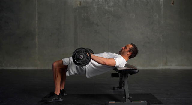 Incorpora el hip thrust en su rutina diaria para fortalecer glúteos y piernas.
