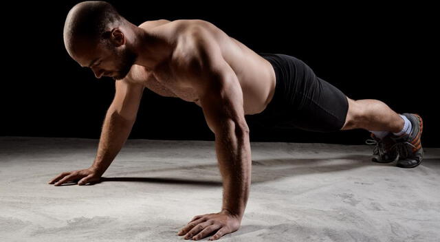 Las flexiones de brazos activan varios grupos musculares a la vez y pueden adaptarse a diferentes niveles de condición física. Las flexiones de brazos activan varios grupos musculares a la vez y pueden adaptarse a diferentes niveles de condición física.