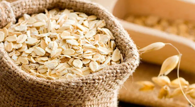 La avena es rica en fibra, pero su consumo abrupto puede causar hinchazón y gases, por lo que se recomienda introducirla de forma gradual en la dieta. 
