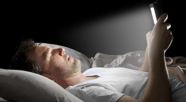 Dormir con el celular. Dormir con el celular.