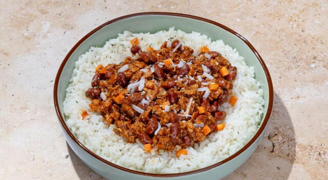 Alubias rojas especiadas sobre arroz blanco: una cena ligera, sin carne y cargada de proteínas vegetales. Alubias rojas especiadas sobre arroz blanco: una cena ligera, sin carne y cargada de proteínas vegetales.