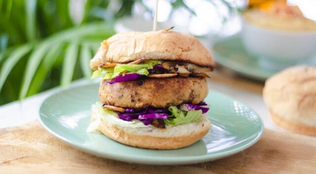 Estas hamburguesas vegetales ricas en proteínas se pueden disfrutar solas o en sándwich, ¡ideales para toda la familia! Estas hamburguesas vegetales ricas en proteínas se pueden disfrutar solas o en sándwich, ¡ideales para toda la familia!