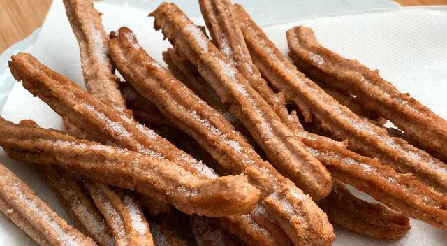 Una receta sencilla y rápida para preparar churros sin culpa, perfecta para cualquier momento del día. 