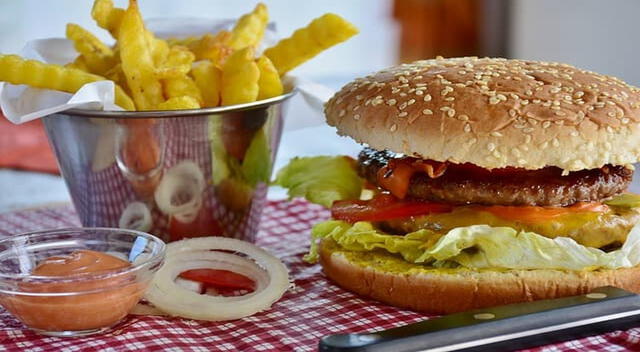Los ultraprocesados son productos industriales con poco del alimento original. 