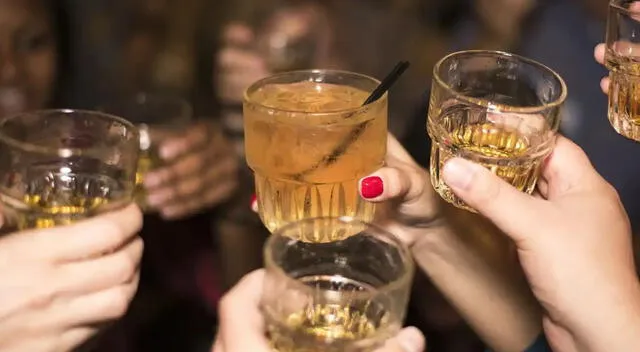 El consumo de alcohol después de entrenar puede retrasar la recuperación muscular y afectar los resultados. 