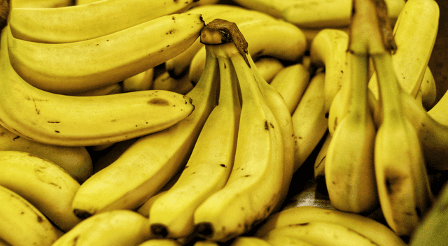 El plátano es una fruta tropical rica en carbohidratos, potasio, magnesio y vitaminas B y C. El plátano es una fruta tropical rica en carbohidratos, potasio, magnesio y vitaminas B y C.